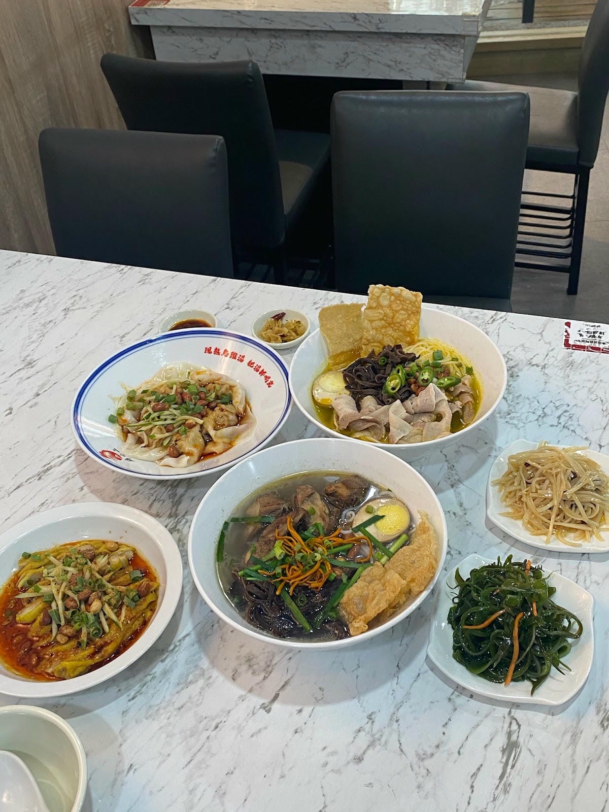 #我來開箱 🍜 🍗在板橋超正宗的雲川料理—鷄小二烏雞米線 #我來開箱 🍜 🍗在板橋超正宗的雲川料理—鷄小二烏雞米線