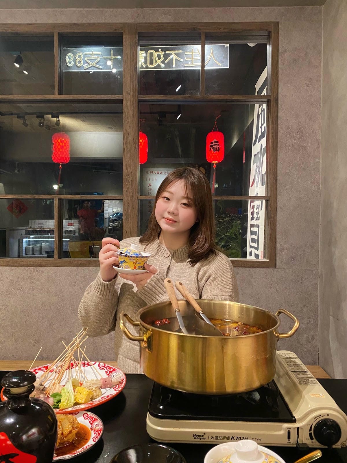 《送生日禮》 🍲🌴聚面延吉街巷弄裡的串串x桃花淚x海南椰子 《送生日禮》 🍲🌴聚面延吉街巷弄裡的串串x桃花淚x海南椰子
