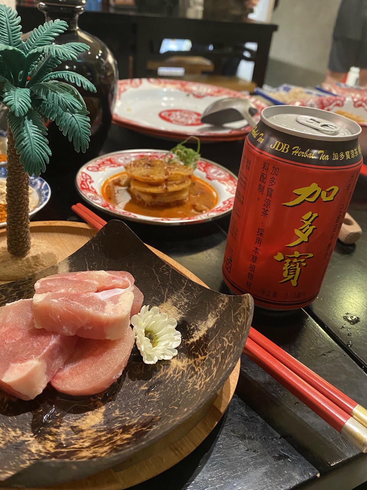 《送生日禮》 🍲🌴聚面延吉街巷弄裡的串串x桃花淚x海南椰子 《送生日禮》 🍲🌴聚面延吉街巷弄裡的串串x桃花淚x海南椰子