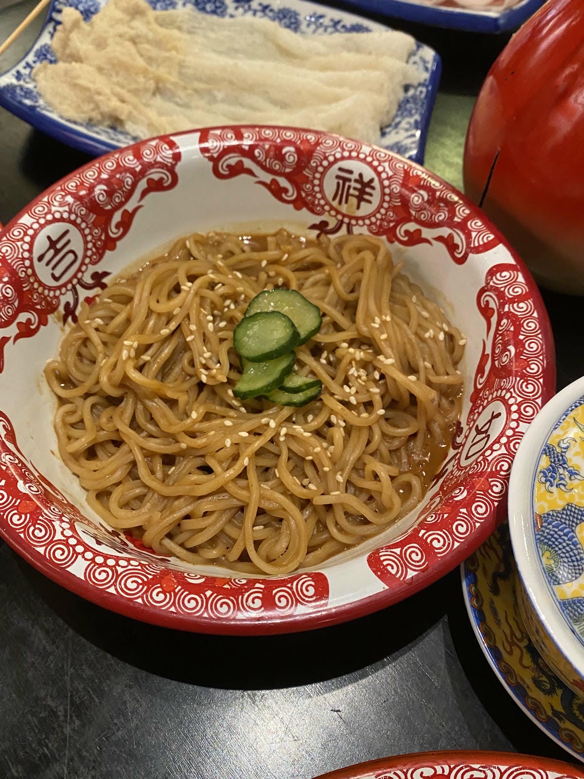 《送生日禮》 🍲🌴聚面延吉街巷弄裡的串串x桃花淚x海南椰子 《送生日禮》 🍲🌴聚面延吉街巷弄裡的串串x桃花淚x海南椰子