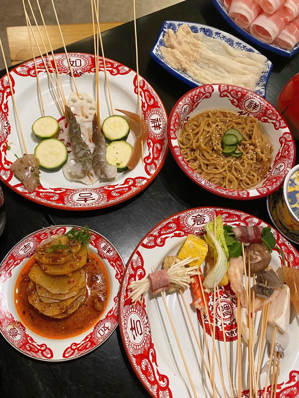 《送生日禮》 🍲🌴聚面延吉街巷弄裡的串串x桃花淚x海南椰子 《送生日禮》 🍲🌴聚面延吉街巷弄裡的串串x桃花淚x海南椰子