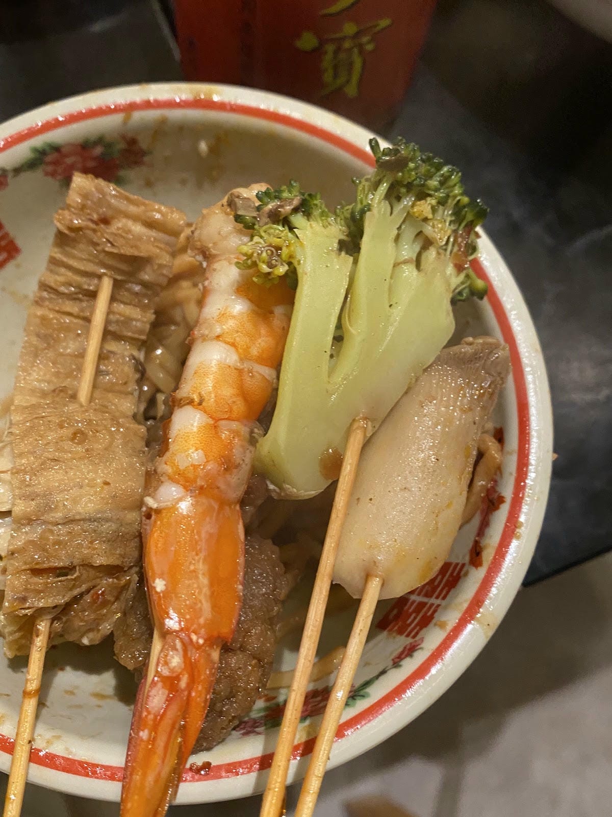 《送生日禮》 🍲🌴聚面延吉街巷弄裡的串串x桃花淚x海南椰子 《送生日禮》 🍲🌴聚面延吉街巷弄裡的串串x桃花淚x海南椰子