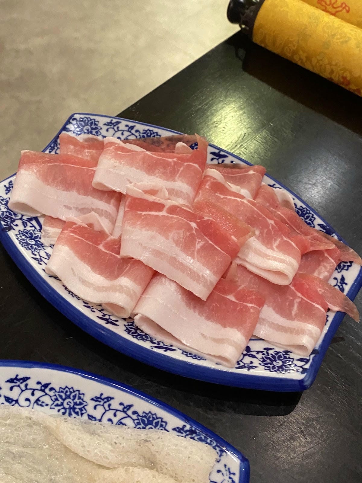 《送生日禮》 🍲🌴聚面延吉街巷弄裡的串串x桃花淚x海南椰子 《送生日禮》 🍲🌴聚面延吉街巷弄裡的串串x桃花淚x海南椰子