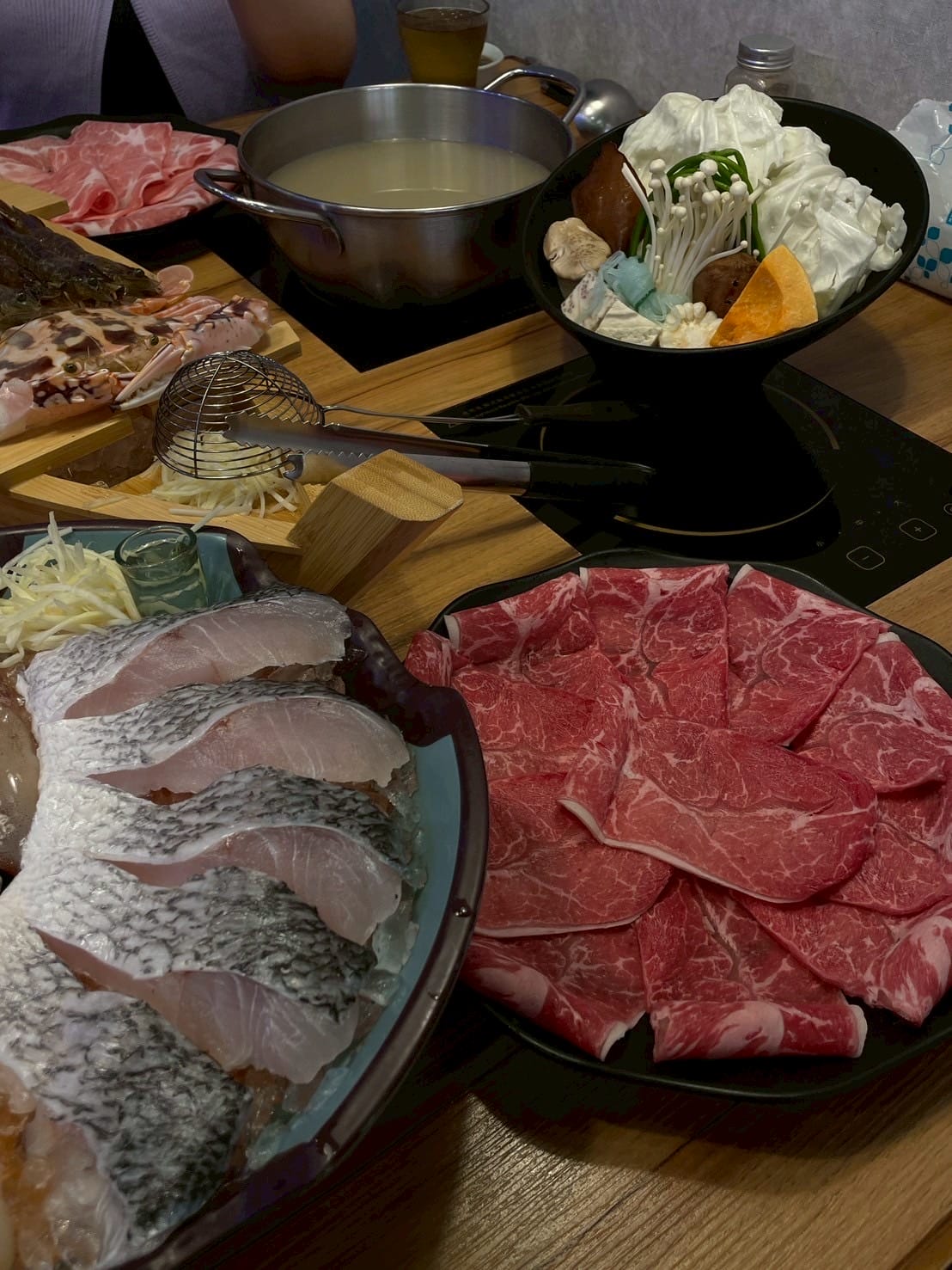 🪼🪼三重隱藏版火鍋店!活蟹+水母牆超浮誇海鮮控必收 🪼🪼三重隱藏版火鍋店!活蟹+水母牆超浮誇海鮮控必收