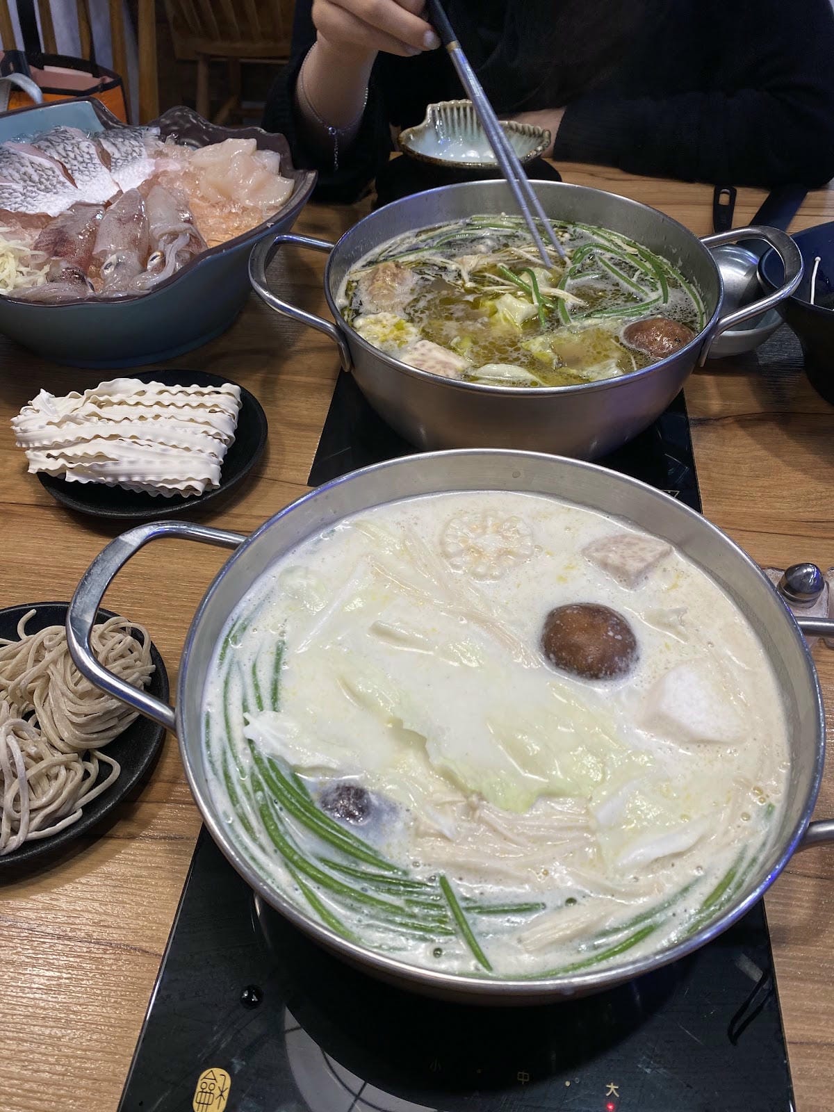 🪼🪼三重隱藏版火鍋店!活蟹+水母牆超浮誇海鮮控必收 🪼🪼三重隱藏版火鍋店!活蟹+水母牆超浮誇海鮮控必收