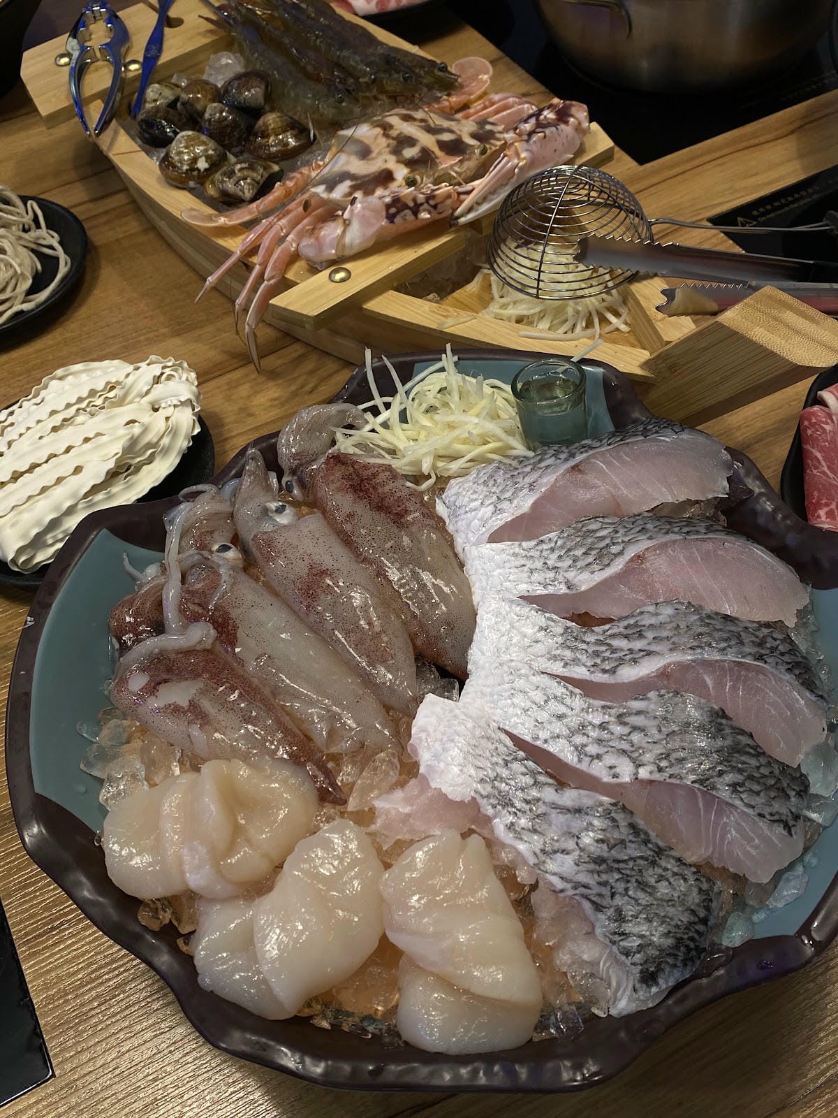 🪼🪼三重隱藏版火鍋店!活蟹+水母牆超浮誇海鮮控必收 🪼🪼三重隱藏版火鍋店!活蟹+水母牆超浮誇海鮮控必收