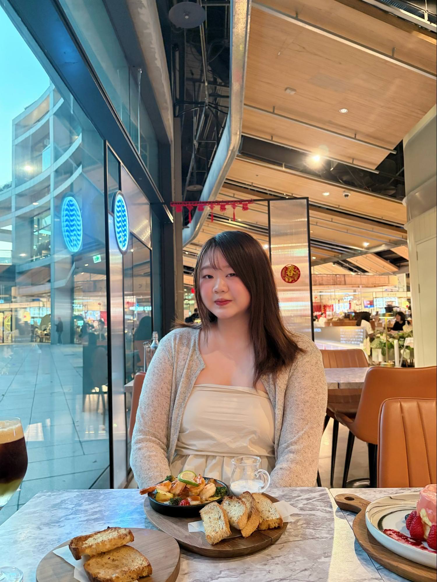 台北信義區咖啡廳推薦 🍓松菸成真咖啡新品｜手作偉特糖那堤、香椰檸檬鮮蝦酸種麵包，雪戀草莓舒芙蕾