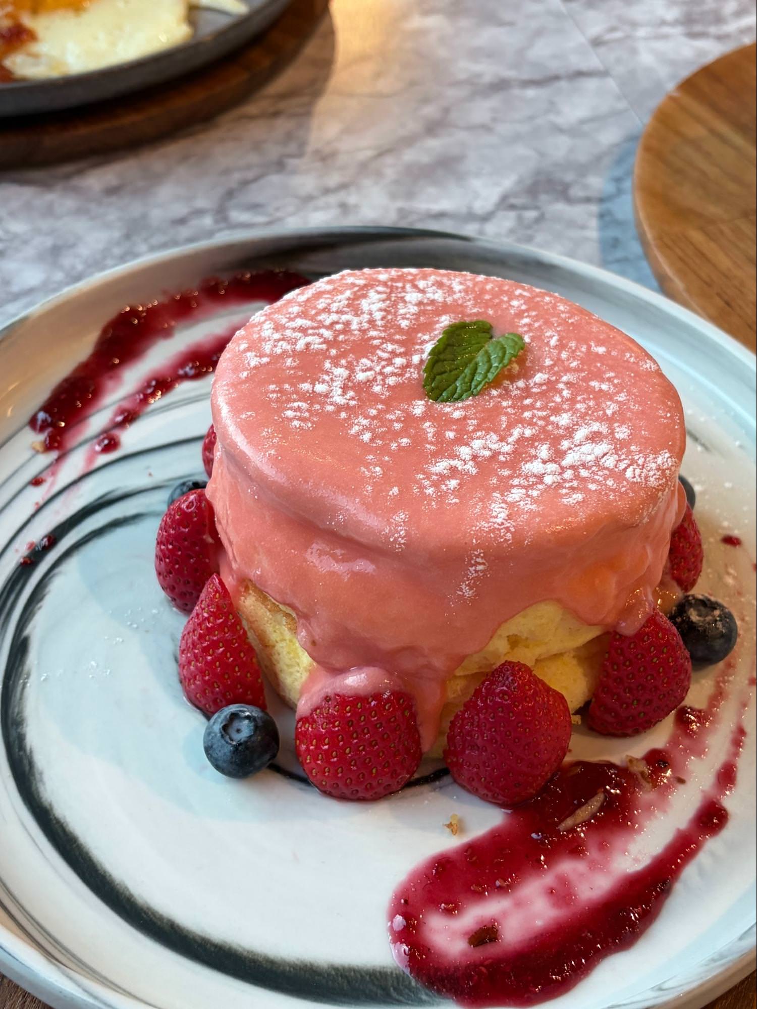 台北信義區咖啡廳推薦 🍓松菸成真咖啡新品｜手作偉特糖那堤、香椰檸檬鮮蝦酸種麵包，雪戀草莓舒芙蕾