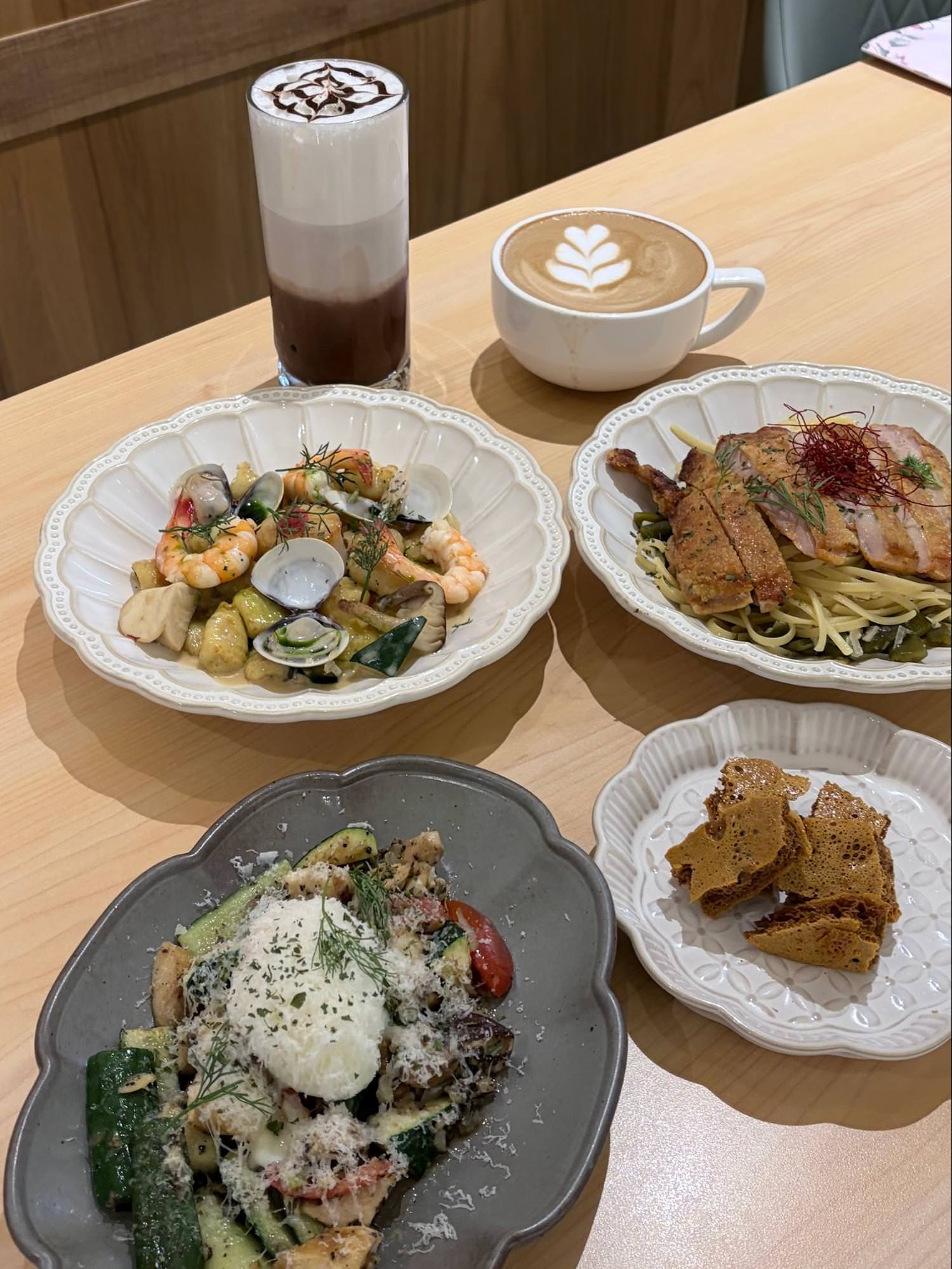 【士林美食】二訪花嶼輕食館:必吃北海道干貝麵疙瘩、剝皮辣椒雞麵,還有老奶奶蘋果蛋糕! - 第1張圖 花嶼輕食坊菜單