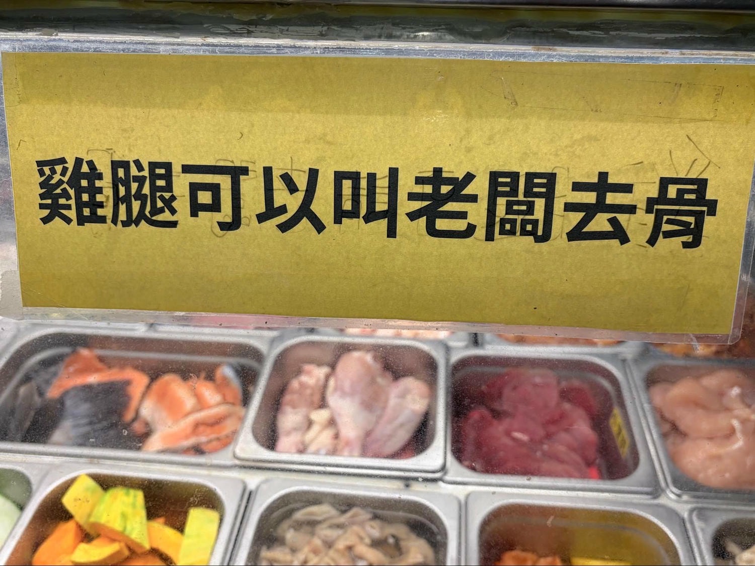 【信義區超狂台味】火烤兩吃還有「包種茶火鍋」？現煎蚵仔蛋、控肉飯通通無限吃！