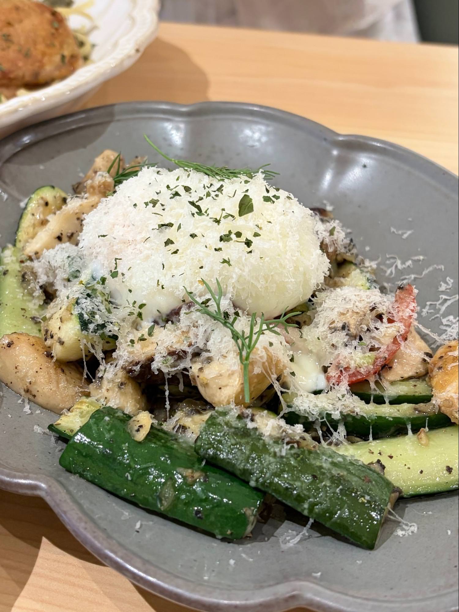 【士林美食】二訪花嶼輕食館:必吃北海道干貝麵疙瘩、剝皮辣椒雞麵,還有老奶奶蘋果蛋糕! - 第4張圖 【士林美食】二訪花嶼輕食館:必吃北海道干貝麵疙瘩、剝皮辣椒雞麵,還有老奶奶蘋果蛋糕!