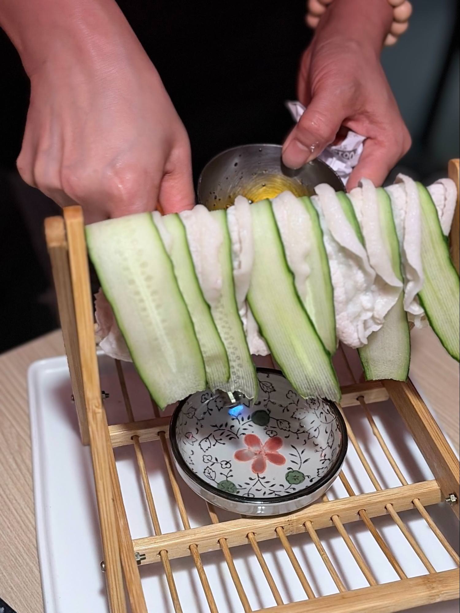 【內湖火鍋推薦】四川龍府：壽星幾歲送幾隻蝦！爆漿流沙蝦球＋鴨血無限續超過癮