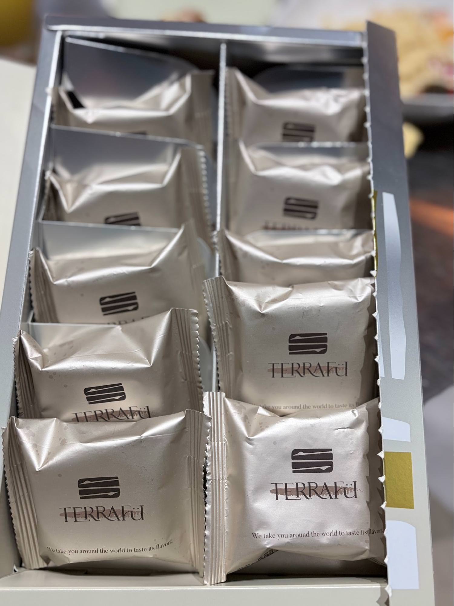 TERRAFU蜜香紅茶百鳳酥開箱|不會太酸的鳳梨酥推薦|茶香系伴手禮 - 第2張圖 TERRAFU蜜香紅茶百鳳酥開箱|不會太酸的鳳梨酥推薦|茶香系伴手禮