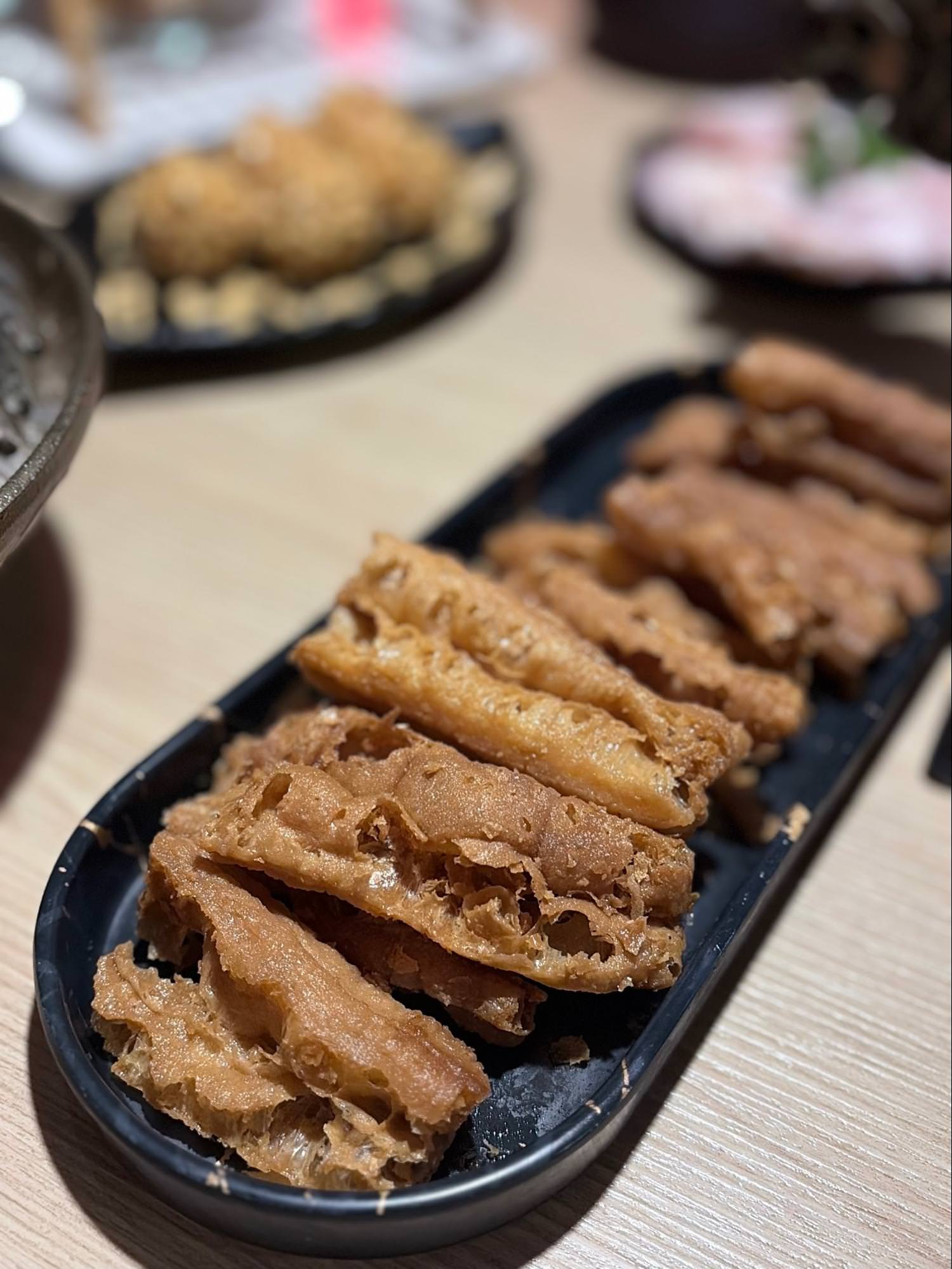 【內湖火鍋推薦】四川龍府：壽星幾歲送幾隻蝦！爆漿流沙蝦球＋鴨血無限續超過癮