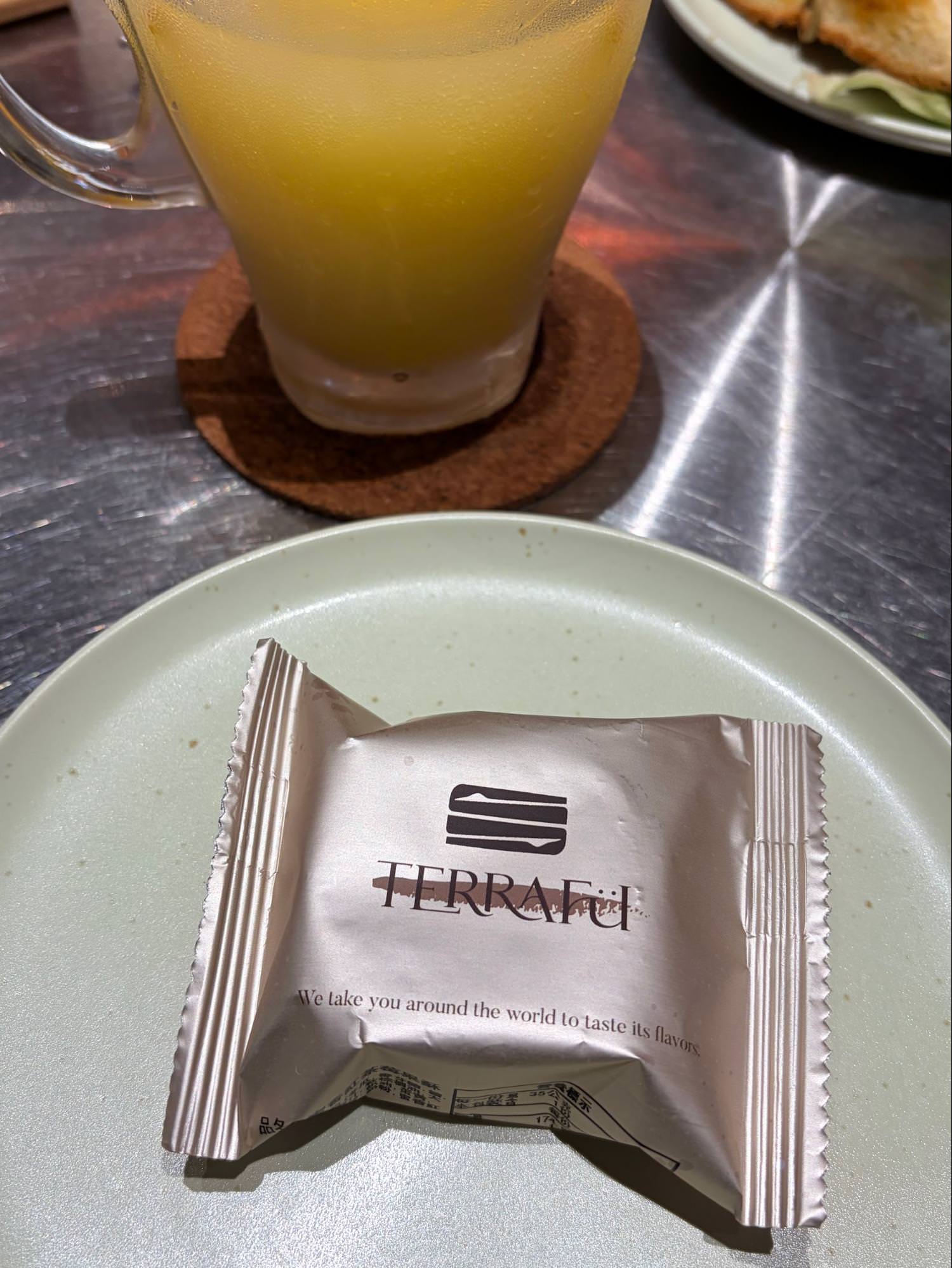 TERRAFU蜜香紅茶百鳳酥開箱｜不會太酸的鳳梨酥推薦｜茶香系伴手禮