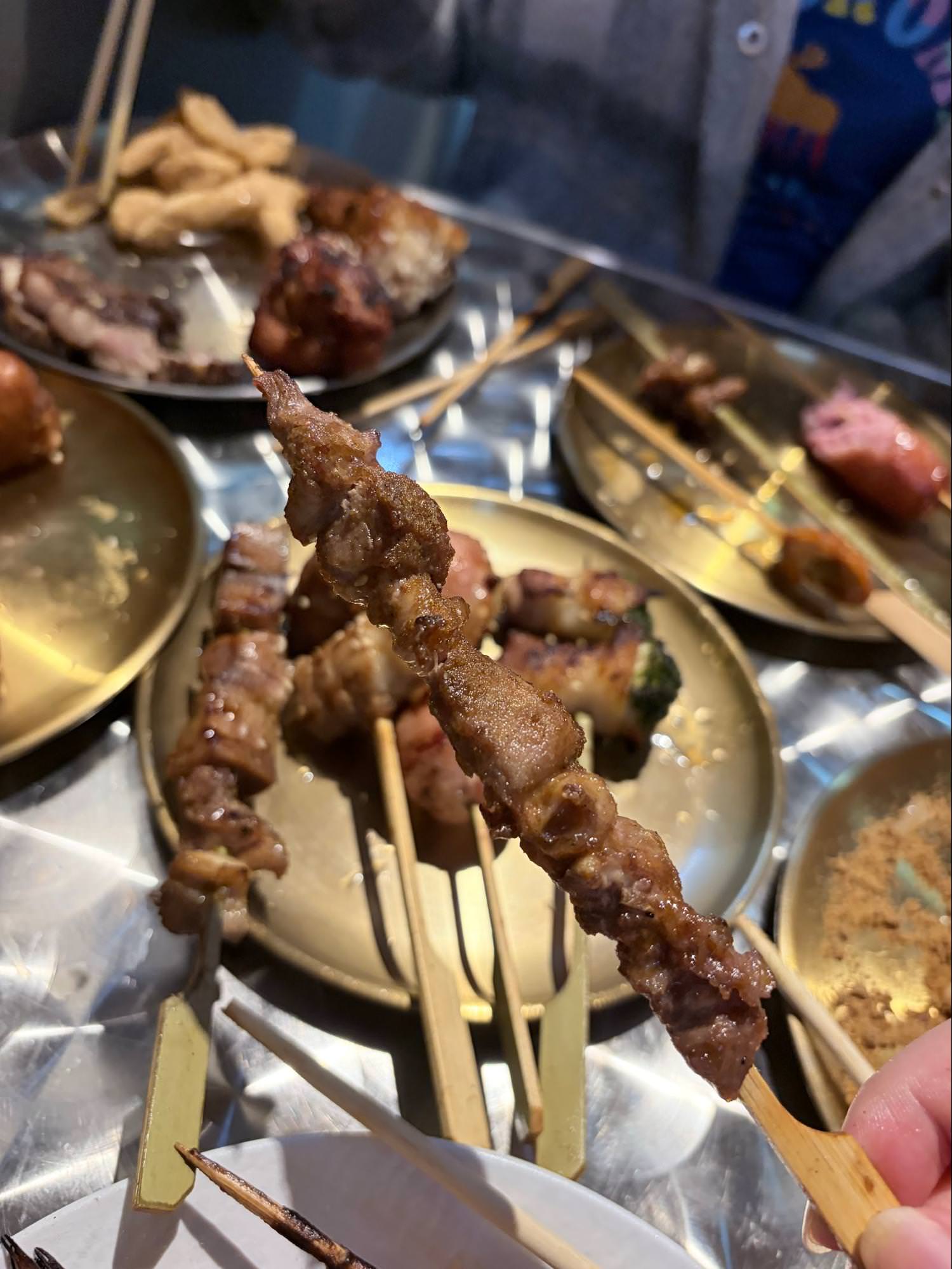 三和夜市必吃！讓我心心念念的「邱比特串燒」，邊喝啤酒邊看棒球賽真的太chill了