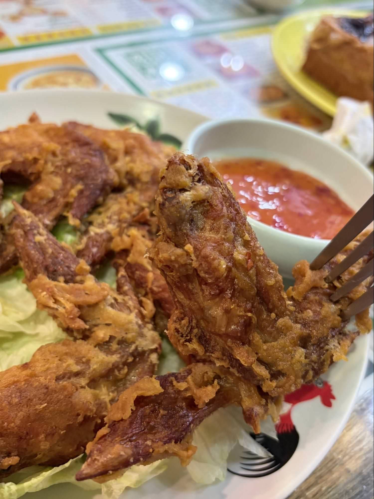 【台北美食】🇭🇰✨老字號道地港味:波記冰室9 道餐點真實開箱!黯然銷魂飯、爆漿漏奶華一次滿足|寵物友善 - 第6張圖 外皮金黃酥脆且附帶酸甜沾醬的泰式炸雞翅