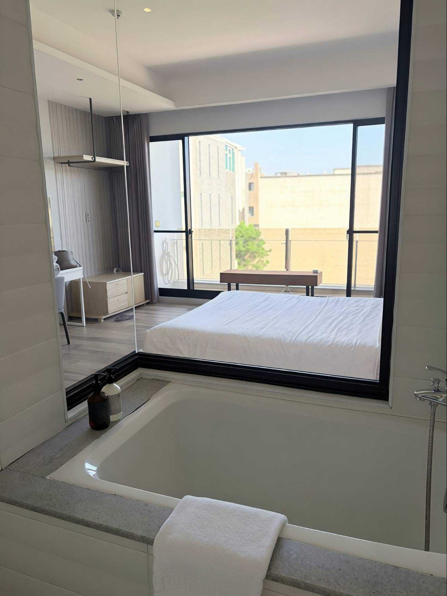 台南住宿推薦|安平羅馬風寵物友善民宿香格VILLA|雙人房$1,200、包棟$6,000|電梯+浴缸高CP值住宿 - 第3張圖 台南安平香格VILLA豪宅風住宿空間
