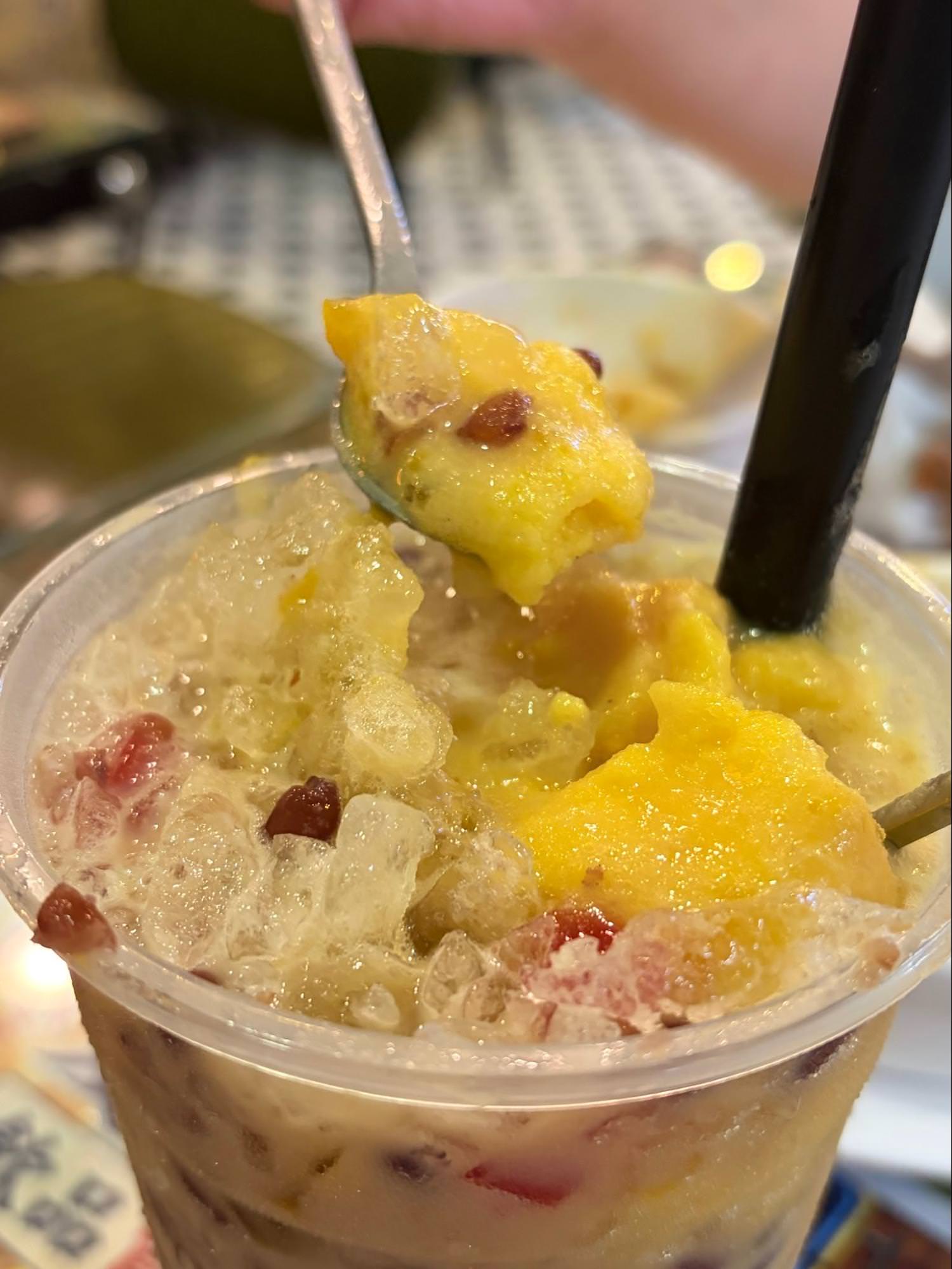 【台北美食】🇭🇰✨老字號道地港味:波記冰室9 道餐點真實開箱!黯然銷魂飯、爆漿漏奶華一次滿足|寵物友善 - 第12張圖 滿滿新鮮芒果切塊搭配綿密紅豆與煉乳的芒果紅豆煉乳冰