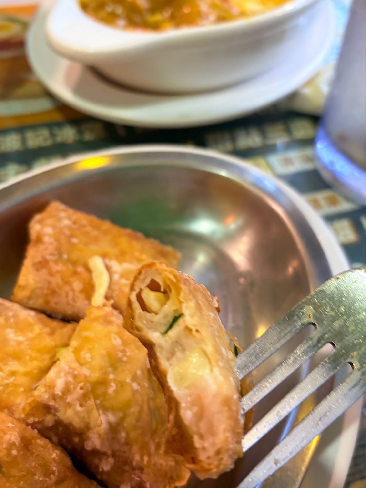 【台北美食】🇭🇰✨老字號道地港味:波記冰室9 道餐點真實開箱!黯然銷魂飯、爆漿漏奶華一次滿足|寵物友善 - 第7張圖 內餡飽滿扎實且外層炸到極致酥脆的波記腐皮捲