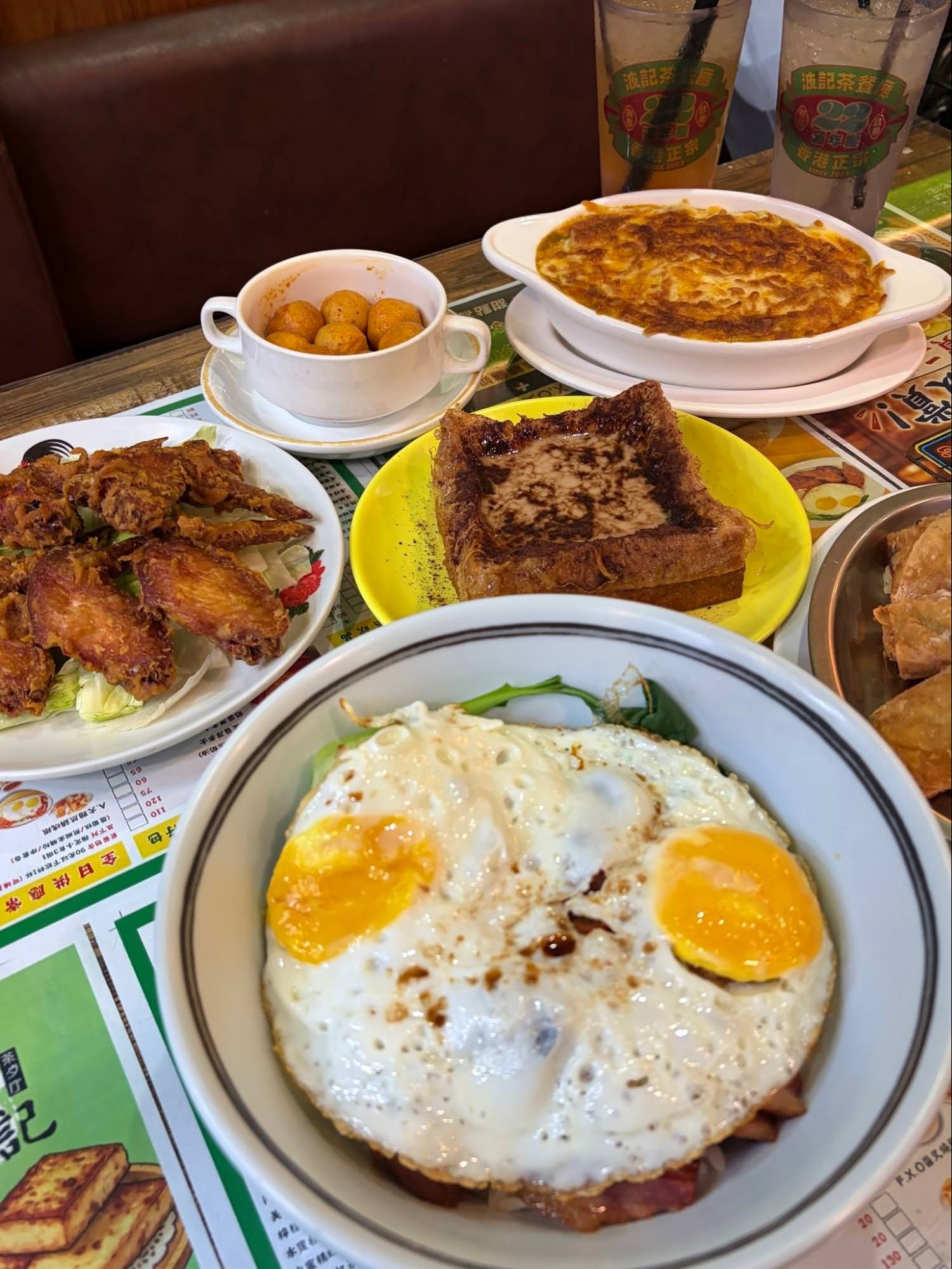 台北東區老字號波記茶餐廳滿桌港式料理全景照片