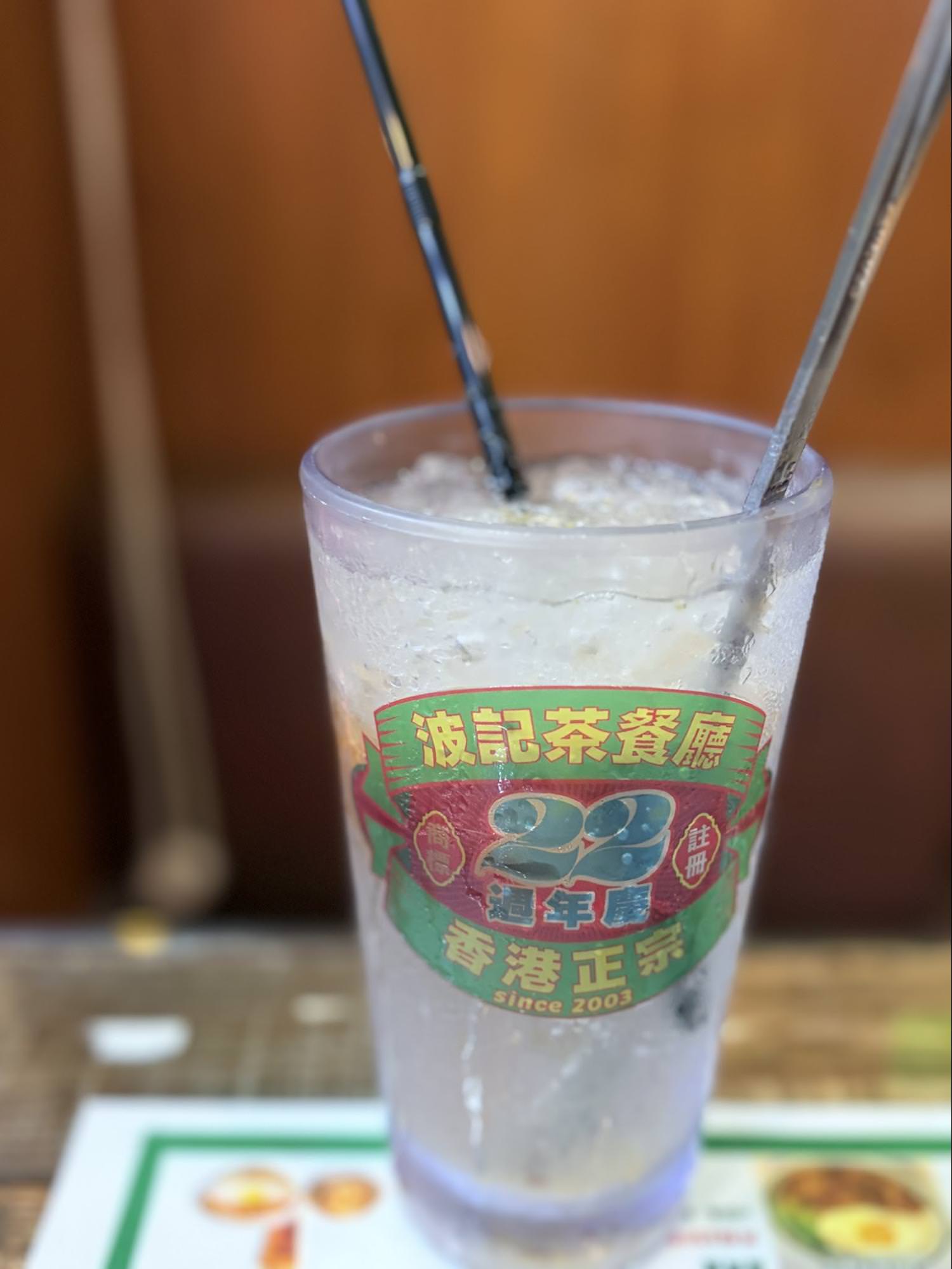 【台北美食】🇭🇰✨老字號道地港味:波記冰室9 道餐點真實開箱!黯然銷魂飯、爆漿漏奶華一次滿足|寵物友善 - 第13張圖 港式特調飲品凍鹹檸七與清新的凍水蜜桃蜂蜜水