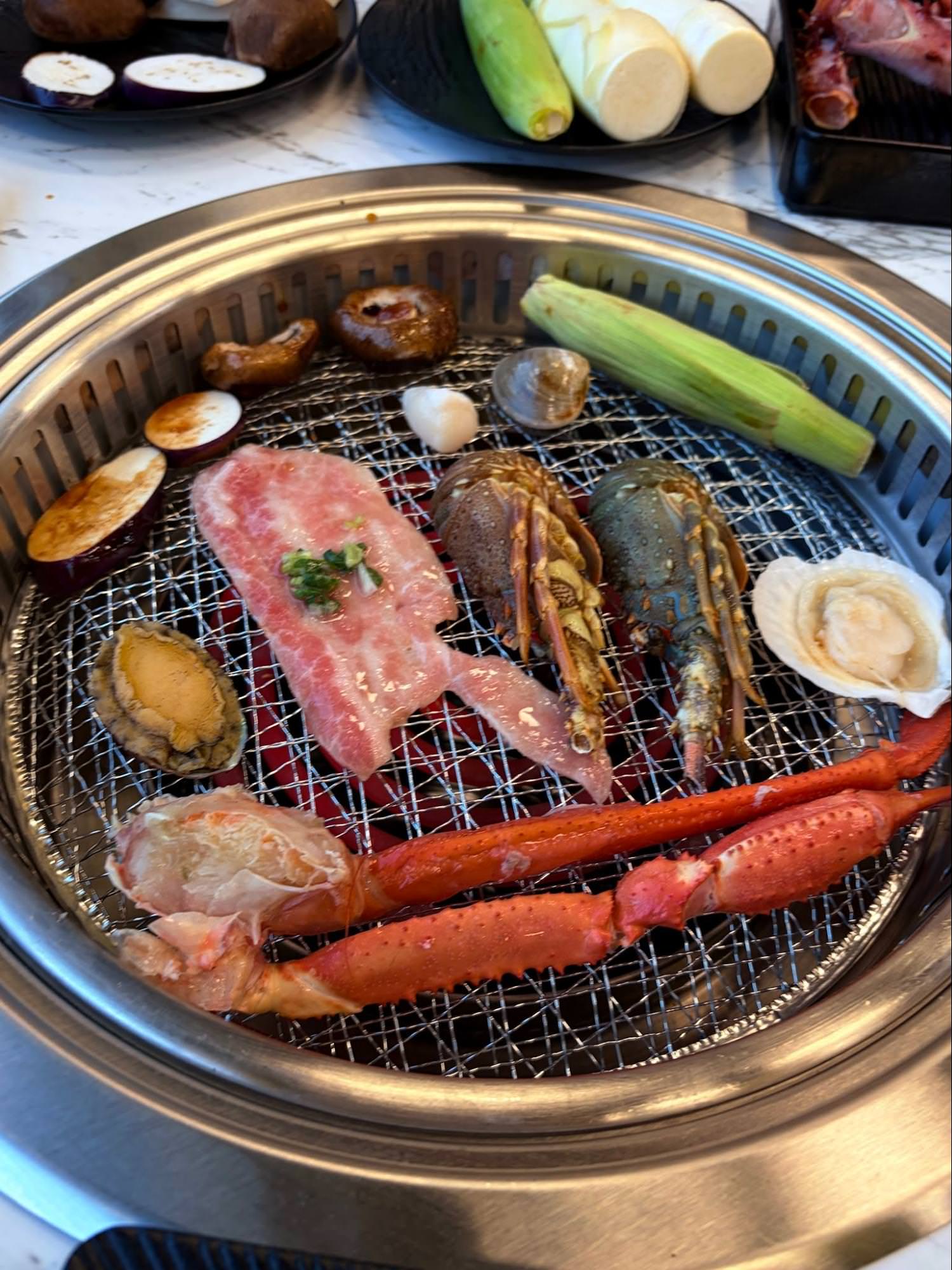 【台南燒肉吃到飽温家堡燒肉|永康超狂海陸饗宴!松葉蟹腳、天使紅蝦、鮑魚無限續,當月壽星直接送帝王蟹!寵物友善餐廳,還有哈根達斯、馬卡龍甜點控必訪 - 第2張圖 台南永康溫家堡燒肉吃到飽餐廳,松葉蟹腳與高品質肉品海陸饗宴寵物友善餐廳