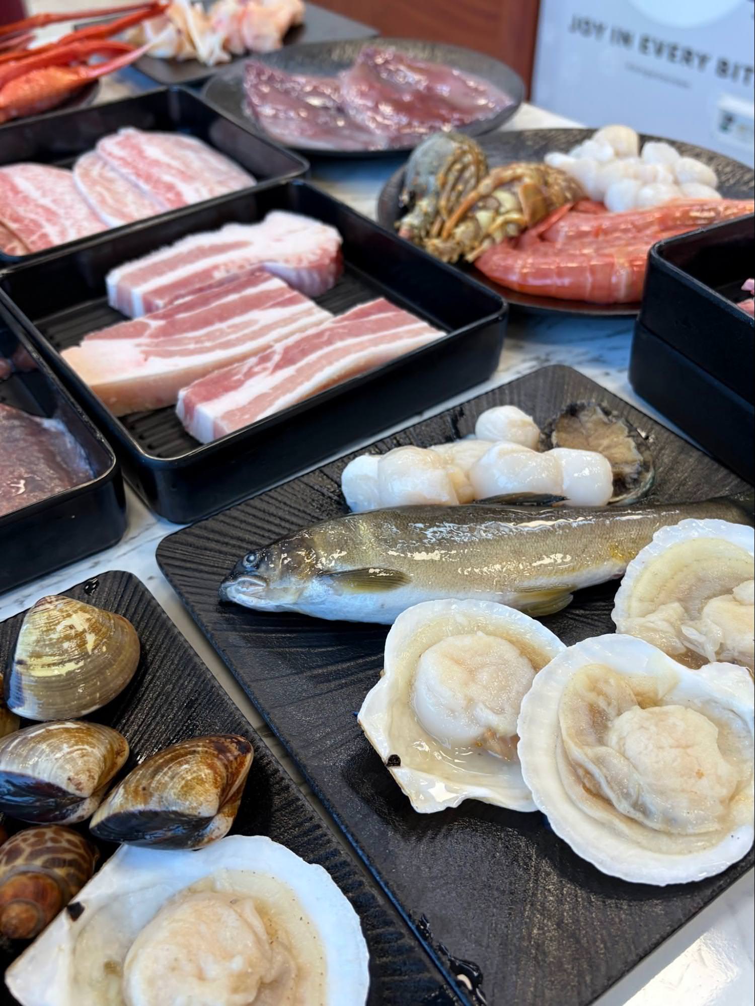 【台南燒肉吃到飽温家堡燒肉|永康超狂海陸饗宴!松葉蟹腳、天使紅蝦、鮑魚無限續,當月壽星直接送帝王蟹!寵物友善餐廳,還有哈根達斯、馬卡龍甜點控必訪 - 第3張圖 台南永康溫家堡燒肉吃到飽餐廳,松葉蟹腳與高品質肉品海陸饗宴寵物友善餐廳