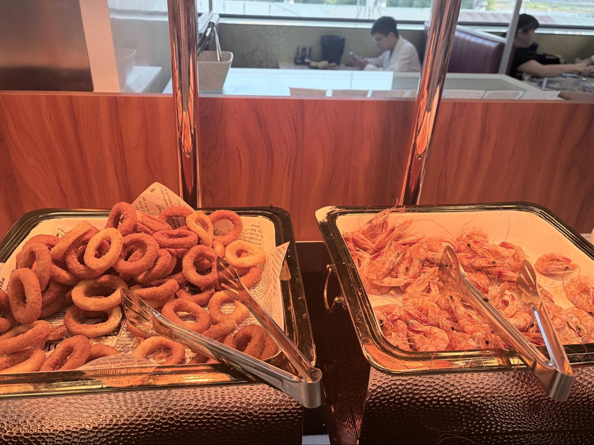 溫家堡燒肉自助吧準備的熱騰騰現炸洋蔥圈與各式熟食料理