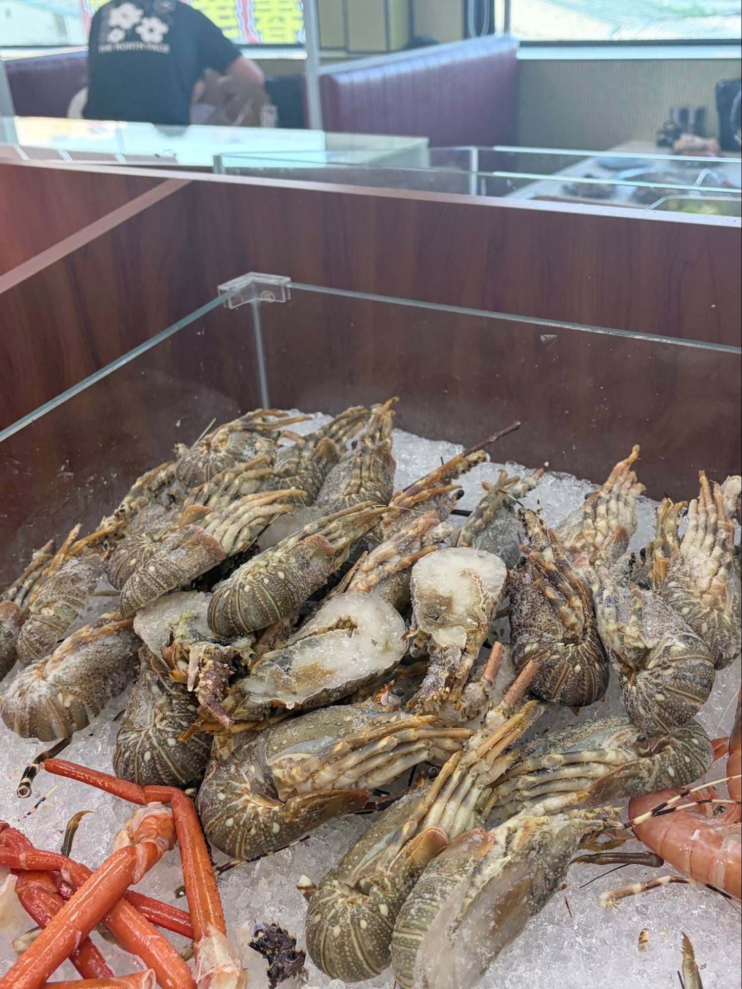【台南燒肉吃到飽温家堡燒肉|永康超狂海陸饗宴!松葉蟹腳、天使紅蝦、鮑魚無限續,當月壽星直接送帝王蟹!寵物友善餐廳,還有哈根達斯、馬卡龍甜點控必訪 - 第8張圖 溫家堡燒肉鋪滿冰塊的冰鎮海鮮吧上整排新鮮香魚與小卷