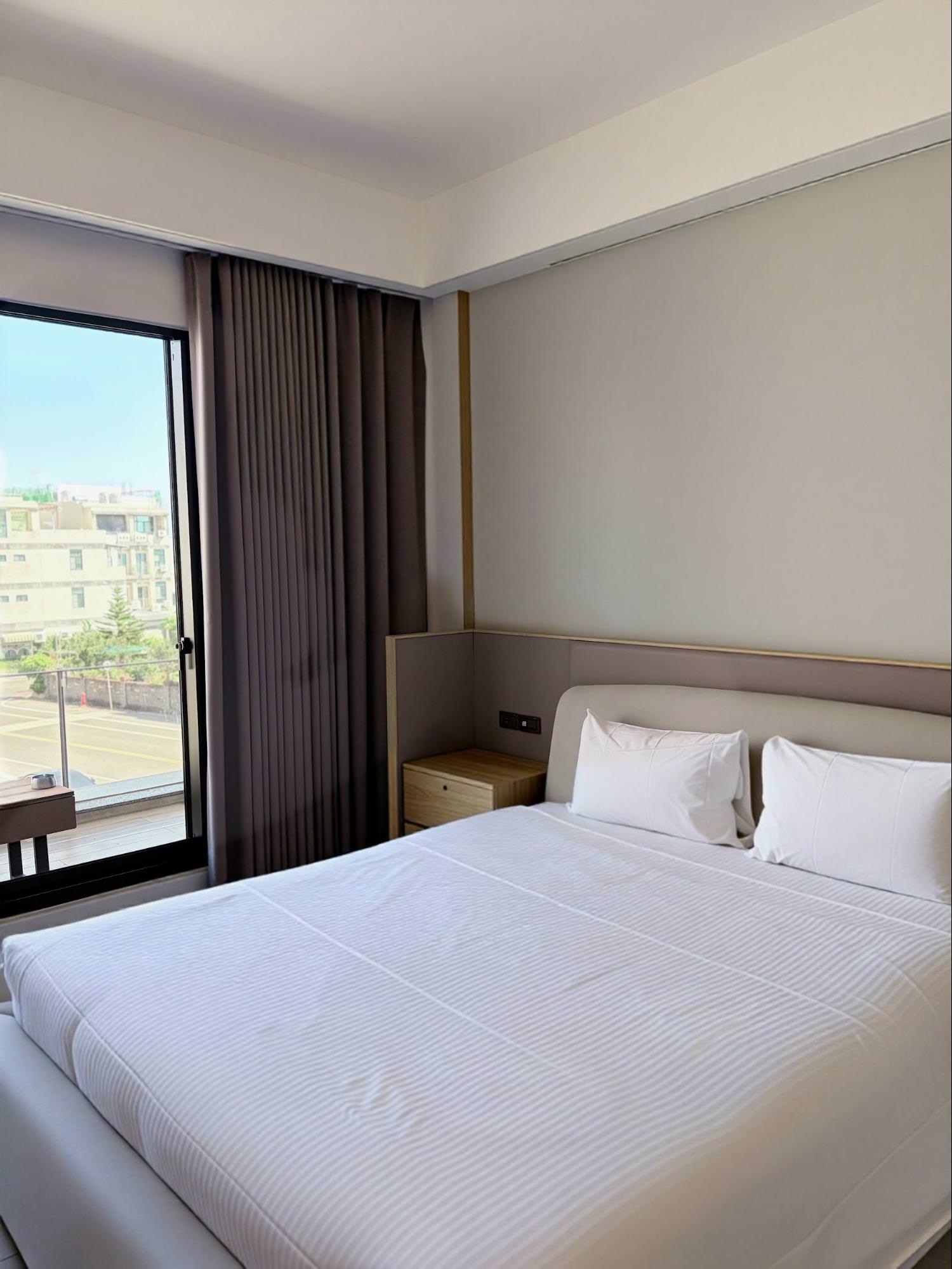 台南住宿推薦|安平羅馬風寵物友善民宿香格VILLA|雙人房$1,200、包棟$6,000|電梯+浴缸高CP值住宿 - 第9張圖 香格VILLA雙人浴缸房型開箱