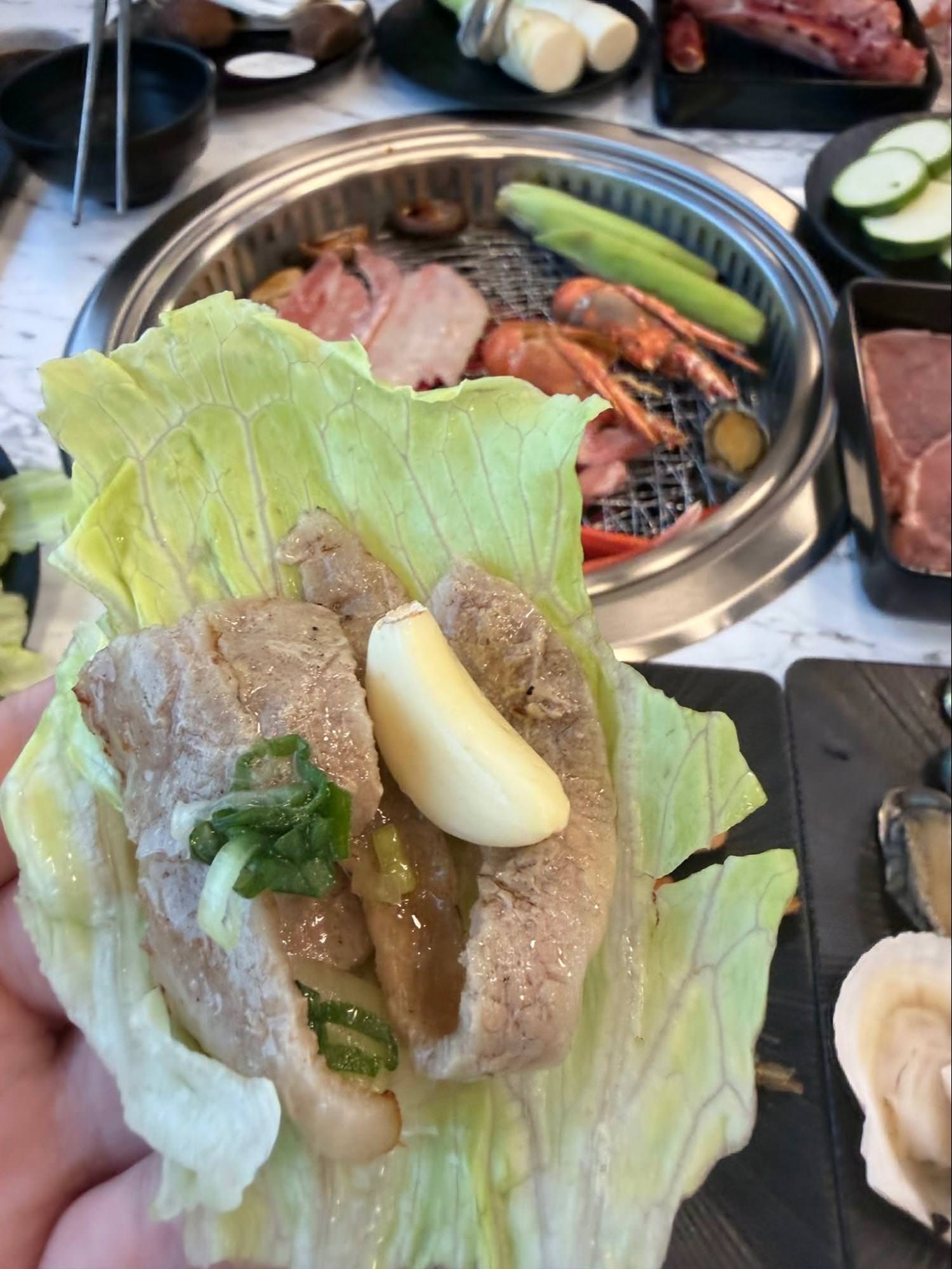 【台南燒肉吃到飽温家堡燒肉|永康超狂海陸饗宴!松葉蟹腳、天使紅蝦、鮑魚無限續,當月壽星直接送帝王蟹!寵物友善餐廳,還有哈根達斯、馬卡龍甜點控必訪 - 第5張圖 台南永康溫家堡燒肉吃到飽餐廳,松葉蟹腳與高品質肉品海陸饗宴寵物友善餐廳
