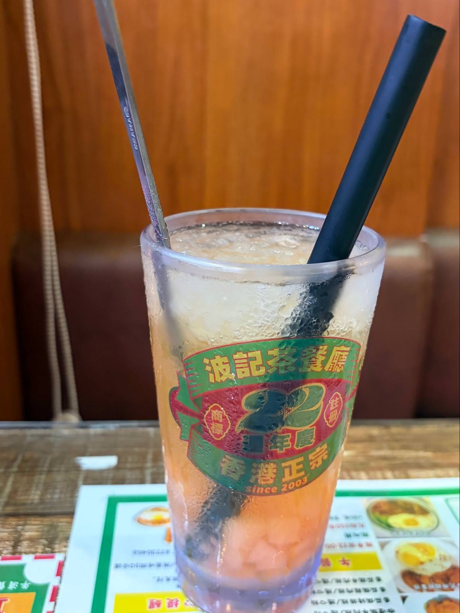 【台北美食】🇭🇰✨老字號道地港味:波記冰室9 道餐點真實開箱!黯然銷魂飯、爆漿漏奶華一次滿足|寵物友善 - 第14張圖 港式特調飲品凍鹹檸七與清新的凍水蜜桃蜂蜜水