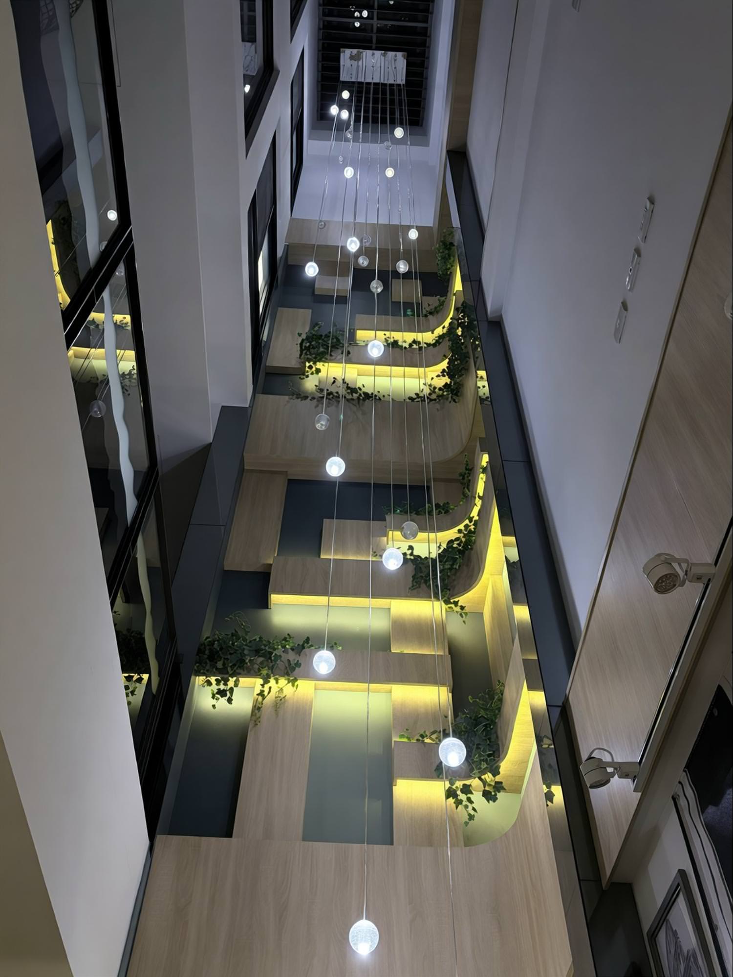 台南住宿推薦|安平羅馬風寵物友善民宿香格VILLA|雙人房$1,200、包棟$6,000|電梯+浴缸高CP值住宿 - 第7張圖 香格VILLA外觀與挑高天井設計