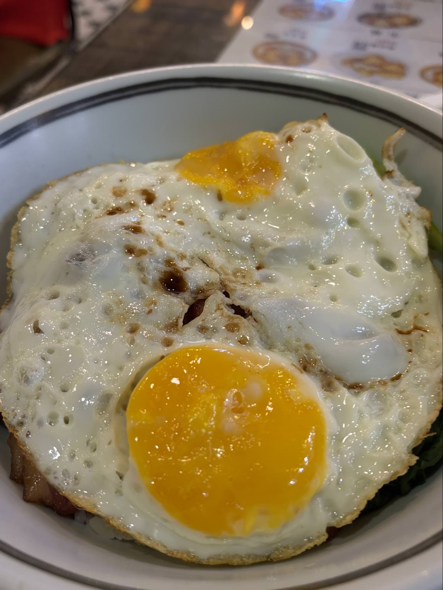 【台北美食】🇭🇰✨老字號道地港味:波記冰室9 道餐點真實開箱!黯然銷魂飯、爆漿漏奶華一次滿足|寵物友善 - 第3張圖 【台北美食】🇭🇰✨老字號道地港味:波記冰室9 道餐點真實開箱!黯然銷魂飯、爆漿漏奶華一次滿足|寵物友善