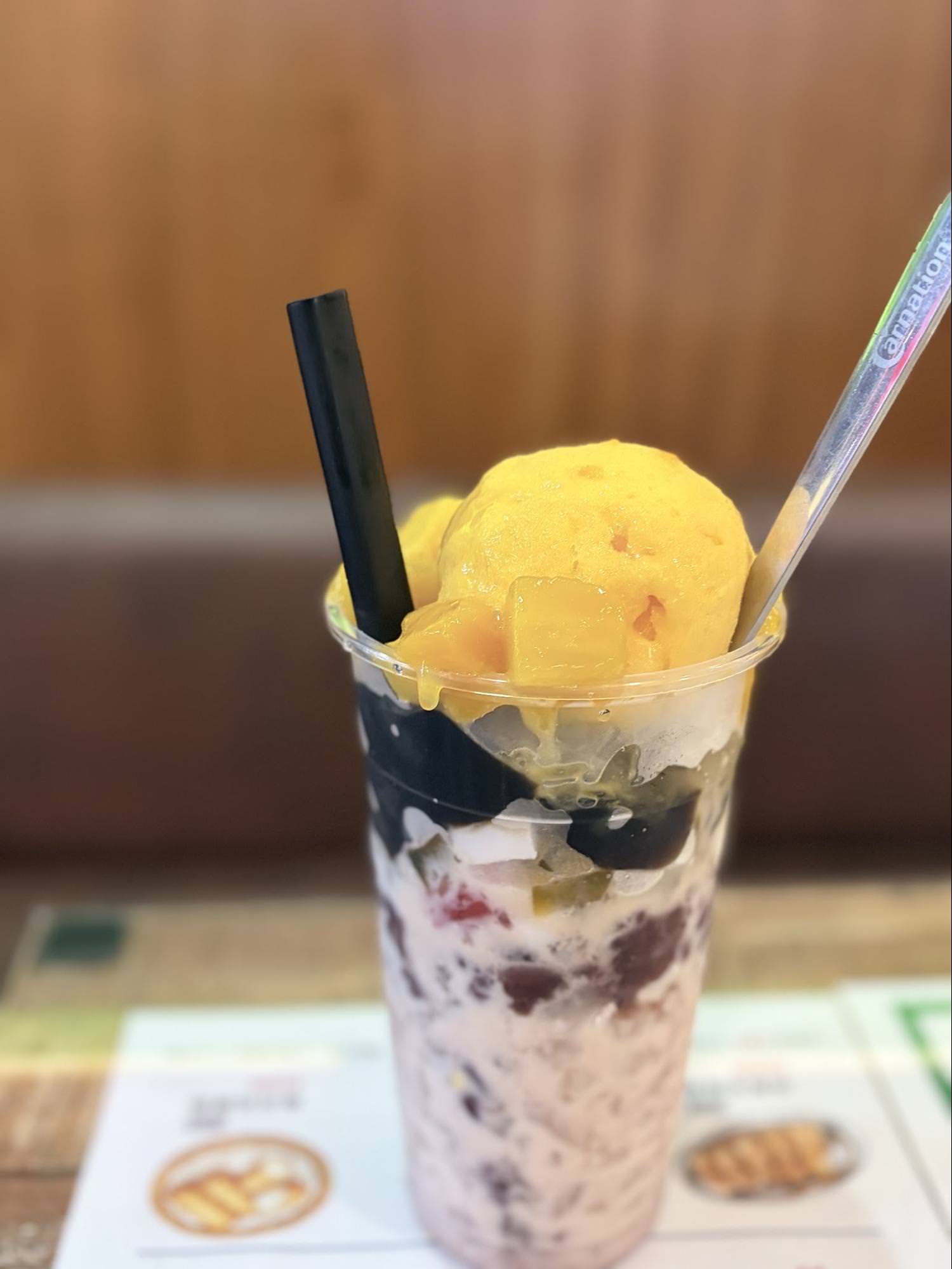 【台北美食】🇭🇰✨老字號道地港味:波記冰室9 道餐點真實開箱!黯然銷魂飯、爆漿漏奶華一次滿足|寵物友善 - 第11張圖 滿滿新鮮芒果切塊搭配綿密紅豆與煉乳的芒果紅豆煉乳冰