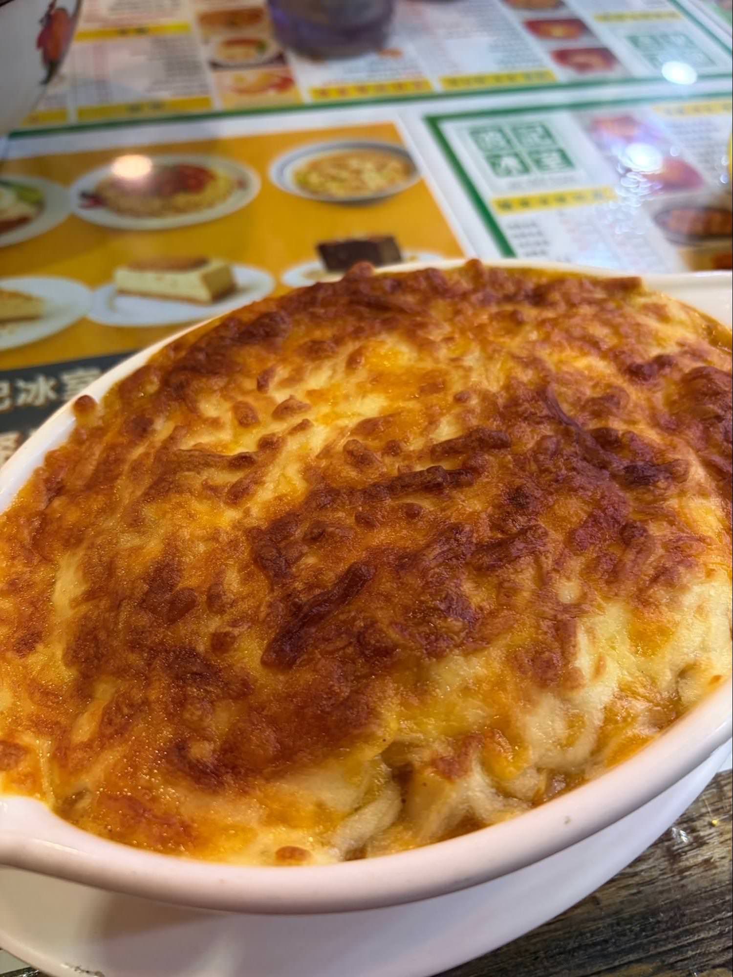 【台北美食】🇭🇰✨老字號道地港味:波記冰室9 道餐點真實開箱!黯然銷魂飯、爆漿漏奶華一次滿足|寵物友善 - 第4張圖 鋪滿起司經過焗烤的濃郁咖哩雞肉通心粉
