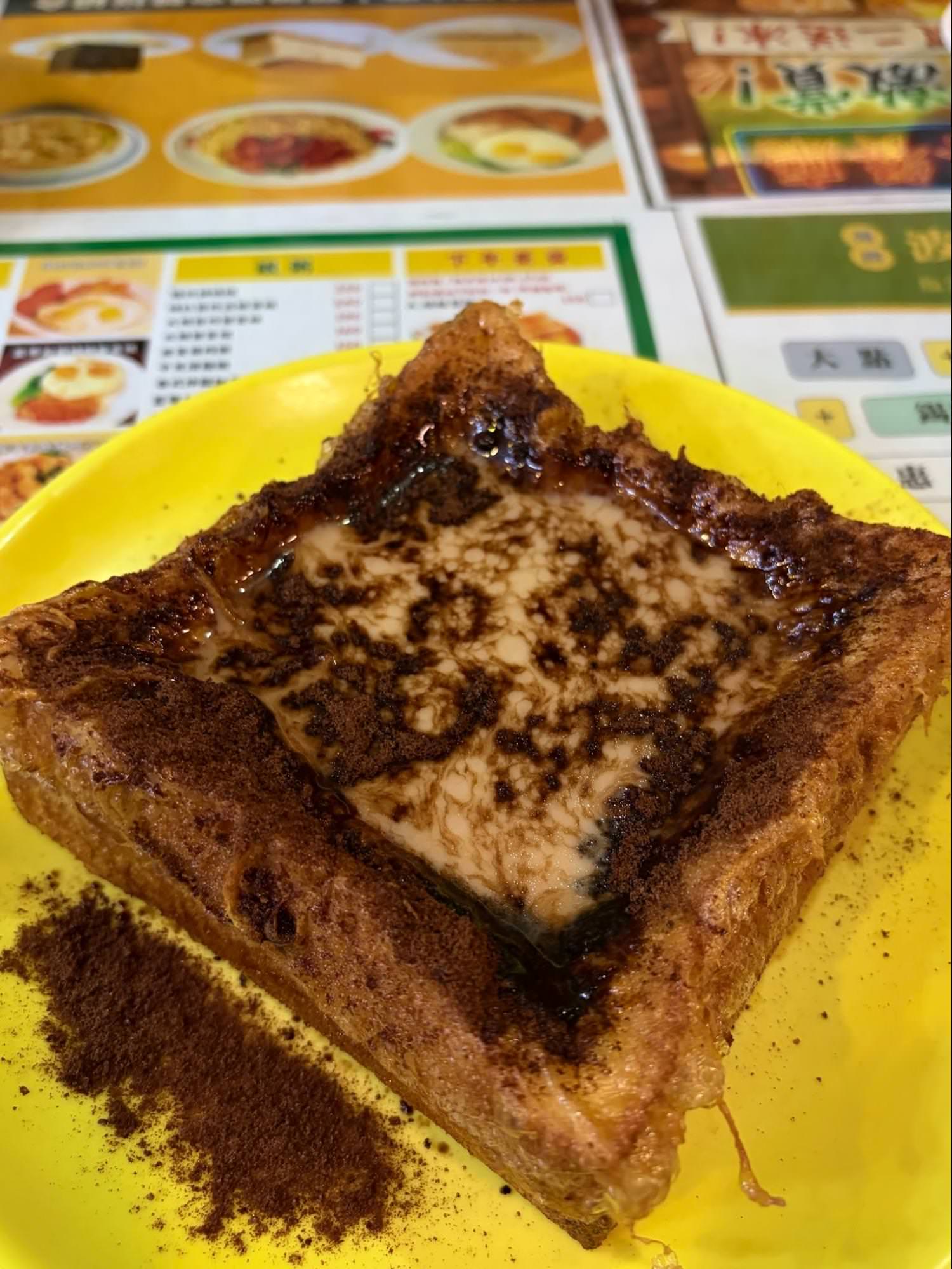 【台北美食】🇭🇰✨老字號道地港味:波記冰室9 道餐點真實開箱!黯然銷魂飯、爆漿漏奶華一次滿足|寵物友善 - 第10張圖 灑滿阿華田粉且切開呈現瀑布爆漿的招牌漏奶華法蘭西多士