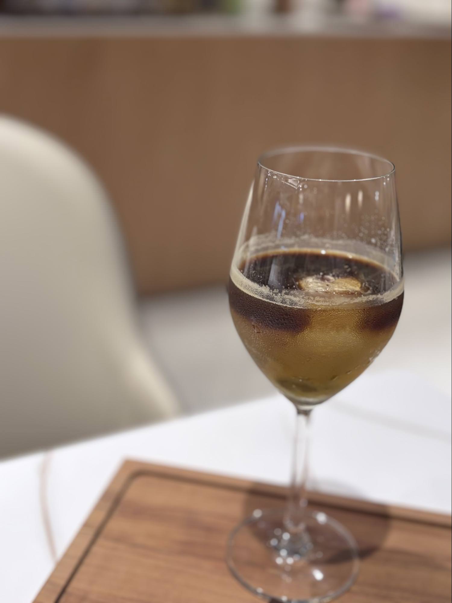 alt="成真咖啡夏日留白創意咖啡 菜單介紹與酒精香氣體驗"