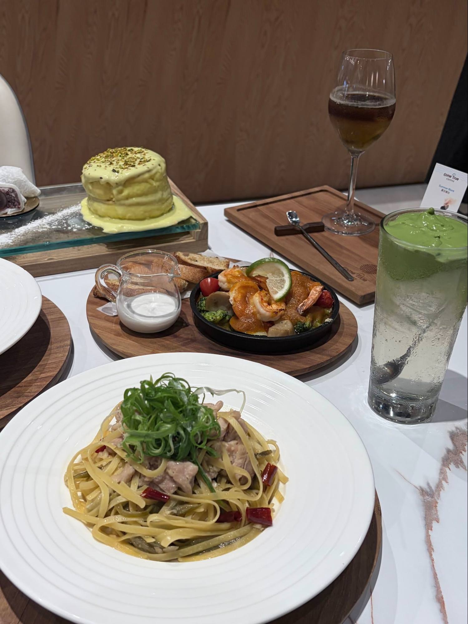 【信義區美食】成真咖啡微風南山店：101旁景觀下午茶！必點開心果舒芙蕾大福與創意咖啡