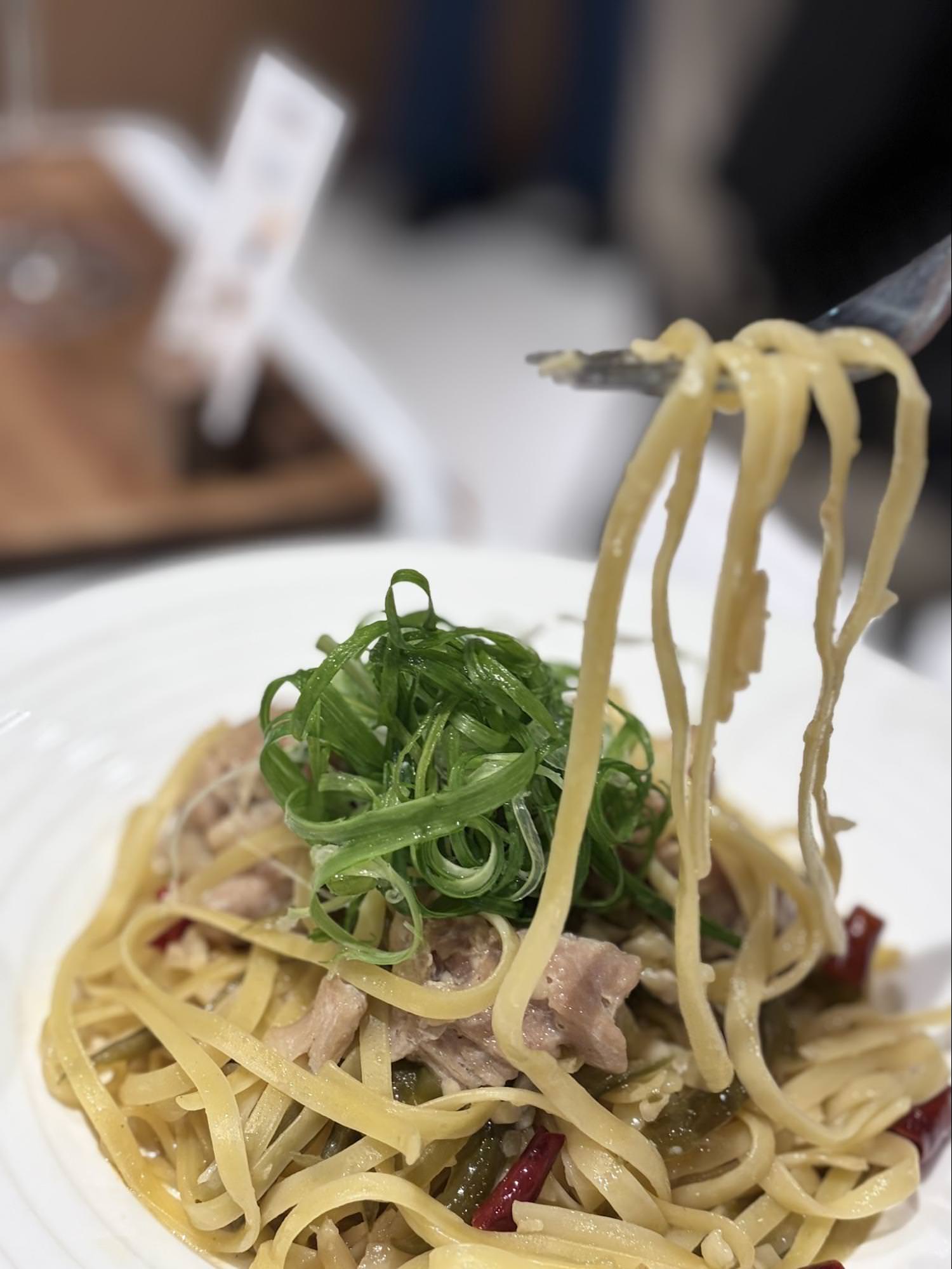 【信義區美食】成真咖啡微風南山店：101旁景觀下午茶！必點開心果舒芙蕾大福與創意咖啡