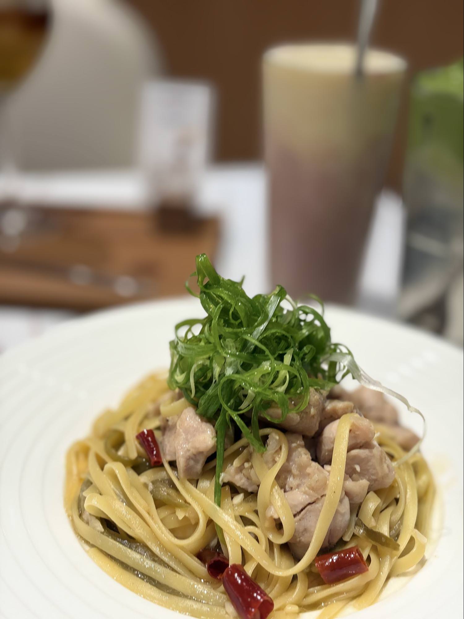 【信義區美食】成真咖啡微風南山店：101旁景觀下午茶！必點開心果舒芙蕾大福與創意咖啡