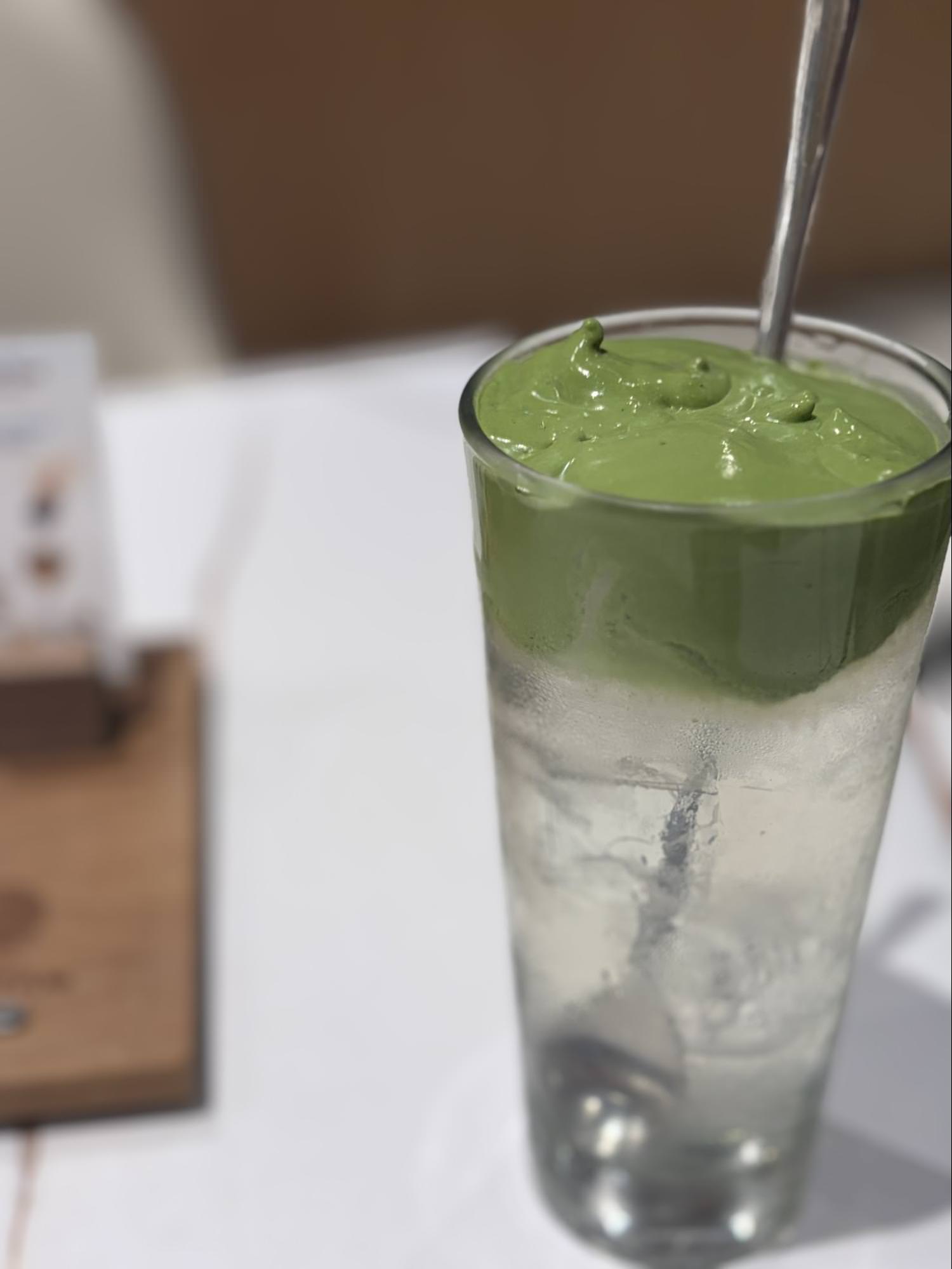 【信義區美食】成真咖啡微風南山店：101旁景觀下午茶！必點開心果舒芙蕾大福與創意咖啡